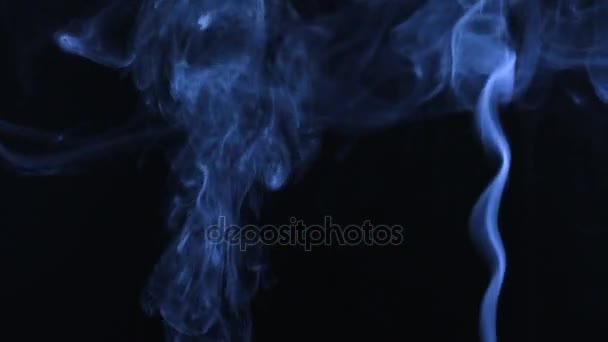 Dubbele blauw rook op een zwarte achtergrond. Prachtig. — Stockvideo