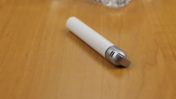 Біла запальничка і сигара в попільничці на столі . — стокове відео