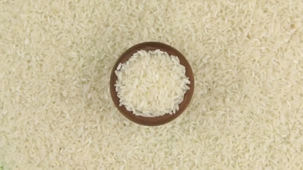 Approaching of the pot with rice standing on a pile of grain. — Stock Video