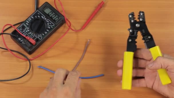 Electricista corta los cables con un alicate . — Vídeos de Stock