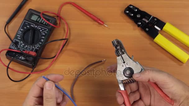 Elektryk wzorca usuwa izolacji z przewodów miedzianych przy pomocy specjalnego narzędzia. — Wideo stockowe
