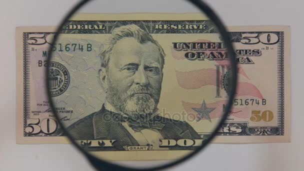 使用放大镜接近五十美元的钞票. — 图库视频影像