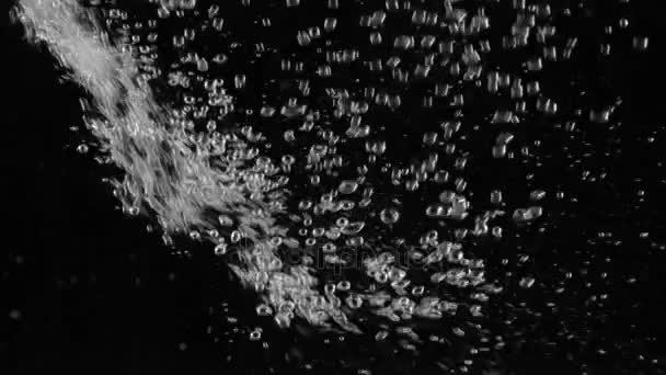Corriente de burbujas blancas en agua negra . — Vídeos de Stock