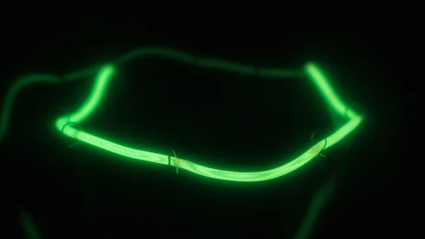 Primer plano de una espiral verde de una lámpara de incandescencia . — Foto de Stock