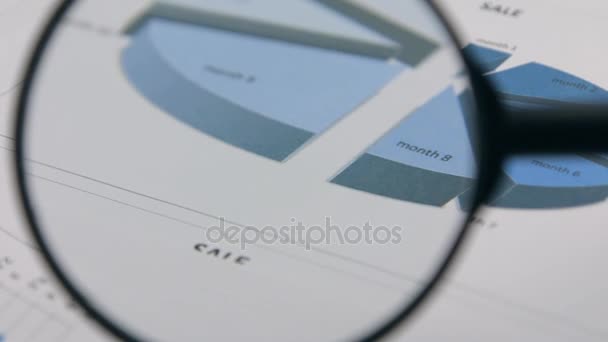 Rotatie van het blauwe diagram. Close-up met een vergrootglas. — Stockvideo