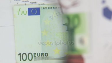 Bir banknot bir büyüteç ile bir artış 100 Euro, göz önünde bulundurun.