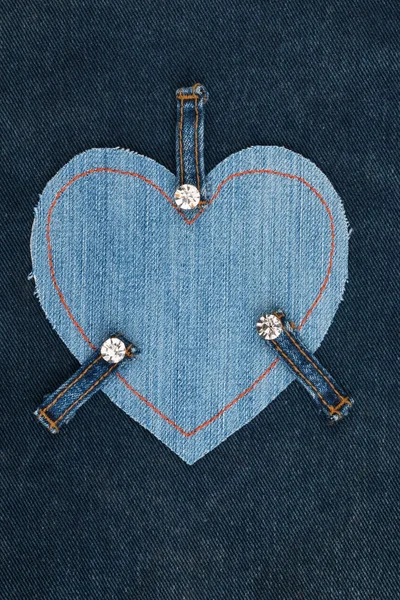 Frame made of jeans in the shape of a heart, lies on a denim fabric. Space for text. — Stock Photo, Image