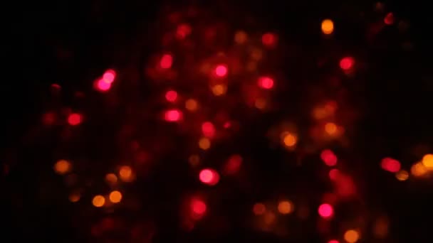 Zoom bunte Bokeh-Lichter. Weihnachts- und Neujahrslichter funkeln. — Stockvideo