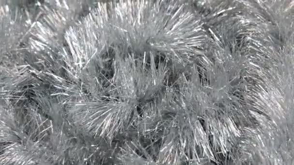 Nahaufnahme der Rotation von Silberlametta unter dem Wind. Weihnachten Hintergrund, Lametta. — Stockvideo
