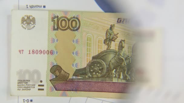 Considérons un billet de cent roubles, une augmentation avec une loupe . — Video