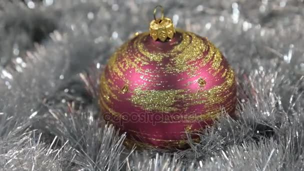 Rojo grande Año Nuevo y decoraciones de Navidad bola de cristal - decoraciones — Vídeo de stock