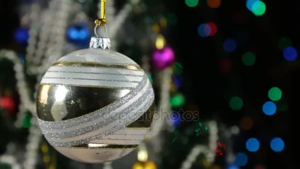Bella palla bianca di Capodanno e decorazione di Natale che oscilla pesantemente sulla corda . — Video Stock