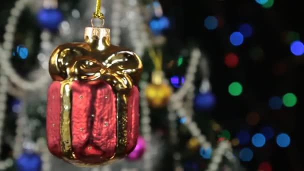 Belle nouvelle année rouge et cadeau de décoration de Noël fortement balançant sur la corde . — Video