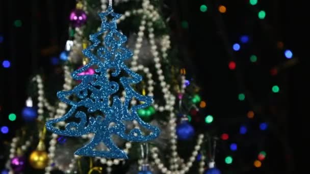 Belle nouvelle année bleue et décoration de Noël chevrons se balançant fortement sur la corde . — Video