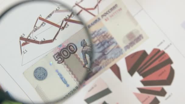Rotation de cinq cents roubles et augmenter avec une loupe . — Video