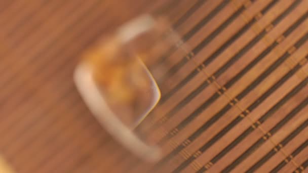 Close-up van de rotatie van een schotel met eikels door een vergrootglas. — Stockvideo