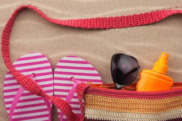 Strandtillbehör. Väska, solglasögon och flip flops. Med plats för din text. — Stockfoto