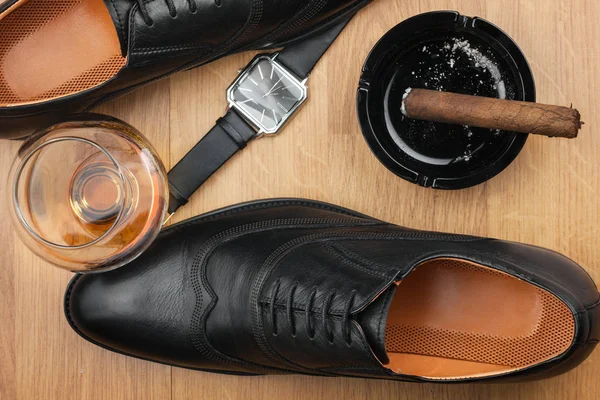 Manliga livsföring. Skor, cigarrer, klockor och alkohol. — Stockfoto