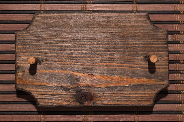 Дерев'яна візерункова рама з дерева з дерев'яним кляпом на бамбуковому килимку . — стокове фото