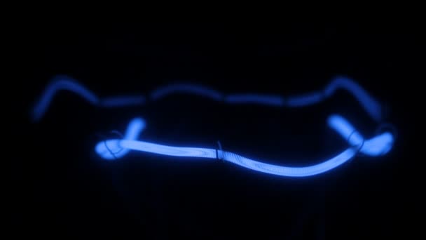 フィラメント電球の青い螺旋のクローズ アップ。滑らかなちらつき — ストック動画