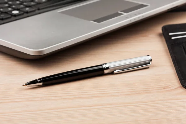 Mesa de trabalho do empresário, laptop, caneta e agenda como pano de fundo . — Fotografia de Stock
