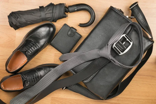 Mooie klassieke heren-accessoires, lederen aktetas, riem en schoenen. — Stockfoto