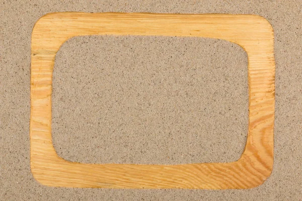Marco vacío de madera clara que yace en la arena. Copiar espacio . — Foto de Stock