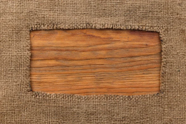 Quadro feito de serapilheira deitado em uma superfície de madeira . — Fotografia de Stock
