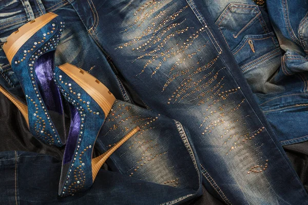 Schickes Set, Jeans-Kleidung und -Schuhe, mit Strass eingelegt. Stockbild