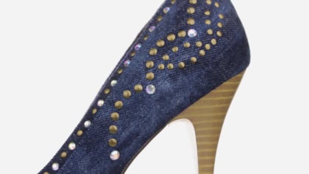 Close-up. Stylish womens high-heeled shoes encrusted with rhinestones. Panorama. — Stock Video