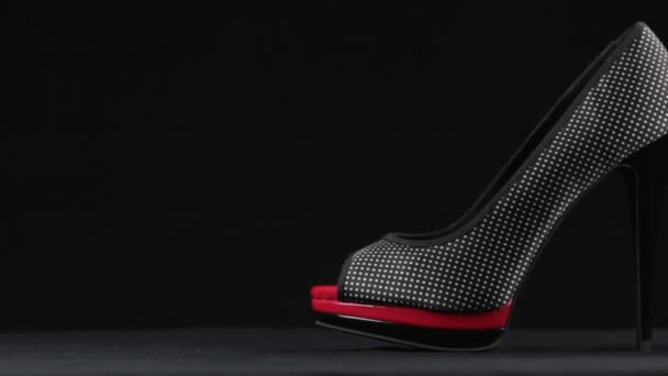 クローズアップ、ペアのハイヒールの靴とプラットフォーム。スライダーショット。女性ファッション. — ストック動画