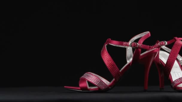 Detailní záběr, letní boty s vysokými podpatky a kamínky. Výstřel z kluzáku. Ženská móda. — Stock video