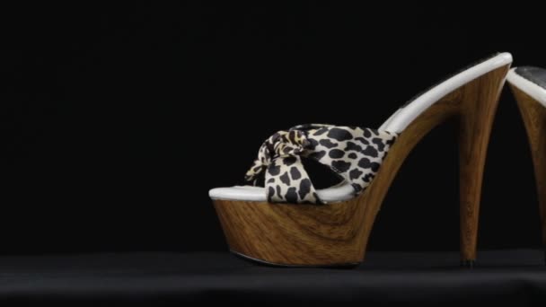 Close-up, um verão par de sapatos de salto alto e plataforma. Tiro deslizante. Moda feminina . — Vídeo de Stock