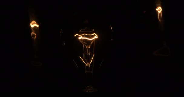 Bella texture di una lampada ad incandescenza illuminata da due riflessi danzanti . — Video Stock