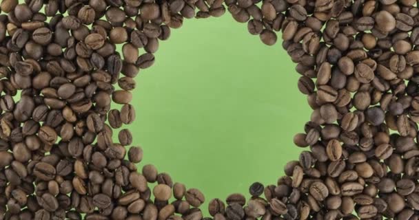 Rotace kávových zrn roztroušených v kruhu s prostorem uprostřed. Horní pohled. — Stock video