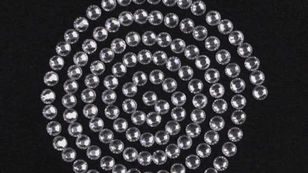 Rotation, gros plan d'une spirale de strass. Effet hypnotique. Vue du dessus . — Video