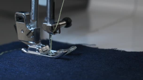 Медленное движение. Процесс шитья джинсов крупным планом . — стоковое видео