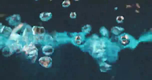 Stroom van luchtbellen stijgt van diepte naar het oppervlak. Bubbelachtergrond. — Stockvideo