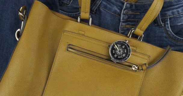 Rotação. Bússola saindo de um bolso de uma bolsa de mulheres. Conceito . — Vídeo de Stock