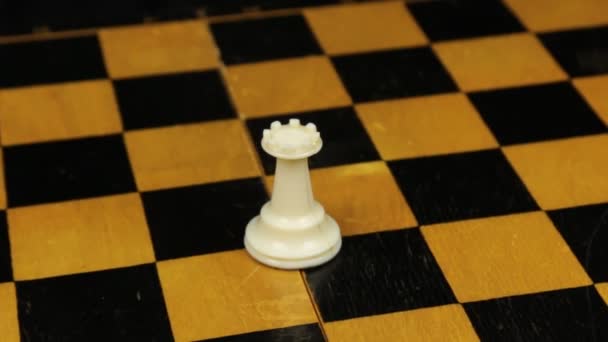 Figura szachisty w środku gry planszowej z bliska. Obrót. — Wideo stockowe