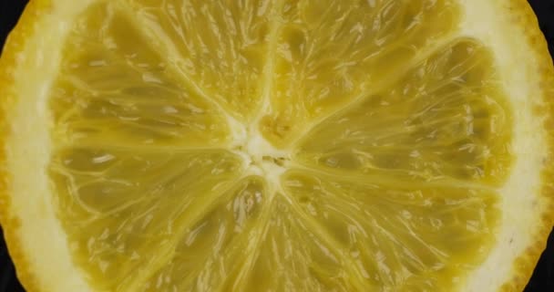 Rotation, Nahaufnahme von frischem, saftigen Fruchtfleisch einer Orange. Hintergrund und Textur von Orange. Ansicht von oben. — Stockvideo