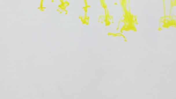 Hermosas gotas de pintura sobre un fondo blanco. Movimiento abstracto de tinta bajo el agua . — Vídeos de Stock