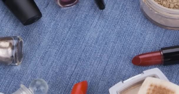 Rotación del maquillaje acostado en el denim . — Vídeo de stock