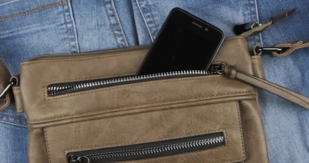 Das Handy ragt aus der Tasche einer Damenhandtasche. Zoom. — Stockvideo