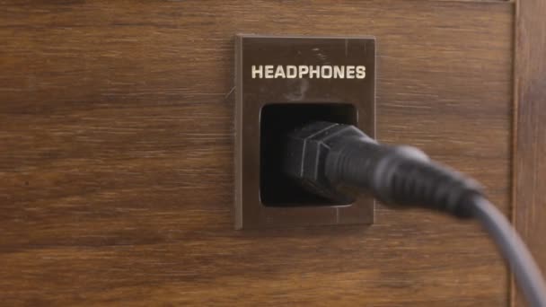 Ziehen Sie den Stecker vom Kopfhörer an der Buchse ab, um Musik zu hören. — Stockvideo