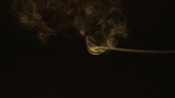 연기의 흐름을 불어 넣은 바람은 소용돌이를 일으키고 소용돌이를 만든다. — 비디오