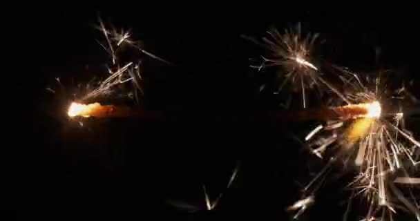 Close-up de um sparkler em chamas. Queima do meio para as bordas . — Vídeo de Stock