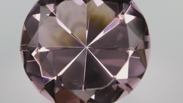 Primer plano. Rotación de un gran diamantes de imitación rosa . — Vídeos de Stock
