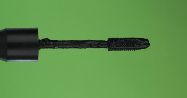 Rotação horizontal da escova, rímel em uma tela verde. Close-up . — Vídeo de Stock