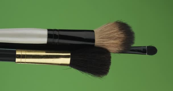 Horizontal rotation of set makeup brush, on green screen. Close-up. — Stock Video